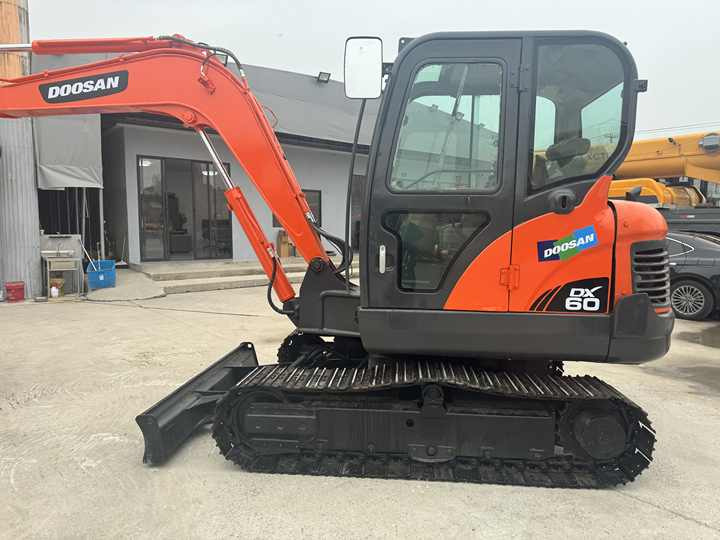 Used Excavator Doosan Dx60 Excavators Earth-moving Machinery Doosan Dx60 Dx80 Dx75 Dx225 Dh55 Dx60-9c for Sale - Escavadora de rastos: foto 3 Used Excavator Doosan Dx60 Excavators Earth-moving Machinery Doosan Dx60 Dx80 Dx75 Dx225 Dh55 Dx60-9c for Sale - Escavadora de rastos: foto 3