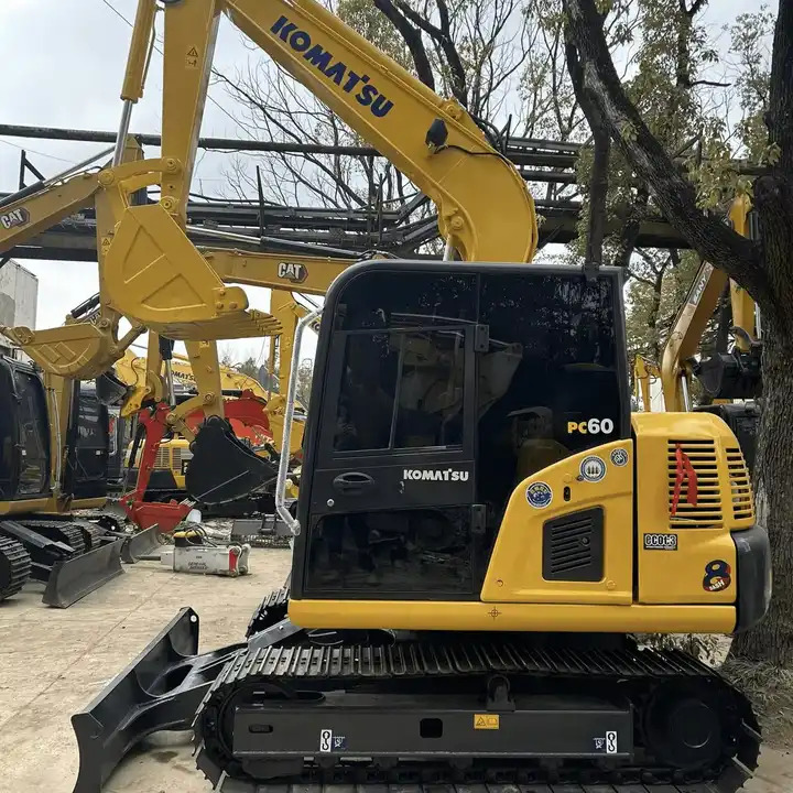 Used Komatsu PC 60-7 with Good Condition in Shanghai - Escavadeira: foto 1 Used Komatsu PC 60-7 with Good Condition in Shanghai - Escavadeira: foto 1