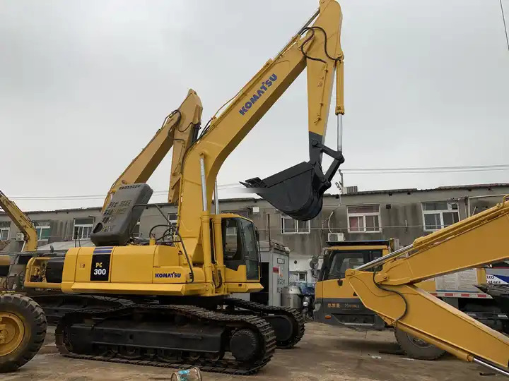 Used Komatsu excavator Pc300-7 in good condition for sale - Escavadora de rastos: foto 3 Used Komatsu excavator Pc300-7 in good condition for sale - Escavadora de rastos: foto 3
