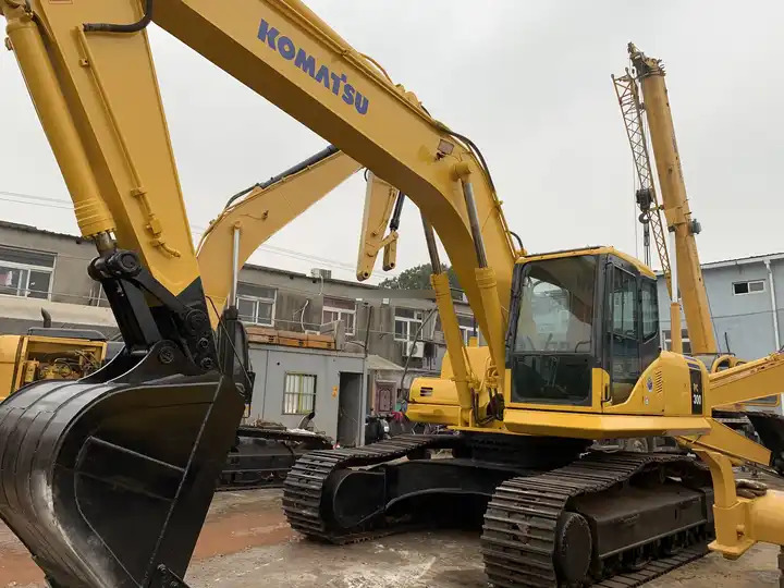 Used Komatsu excavator Pc300-7 in good condition for sale - Escavadora de rastos: foto 4 Used Komatsu excavator Pc300-7 in good condition for sale - Escavadora de rastos: foto 4