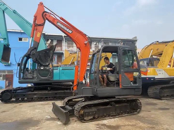 Used doosan 6ton dx60 excavator on sale in stock - Escavadora de rastos: foto 5 Used doosan 6ton dx60 excavator on sale in stock - Escavadora de rastos: foto 5