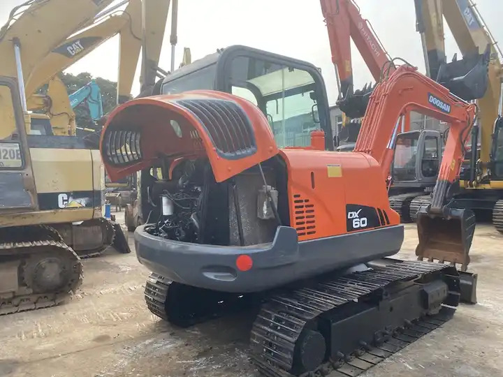 Used doosan 6ton dx60 excavator on sale in stock - Escavadora de rastos: foto 3 Used doosan 6ton dx60 excavator on sale in stock - Escavadora de rastos: foto 3