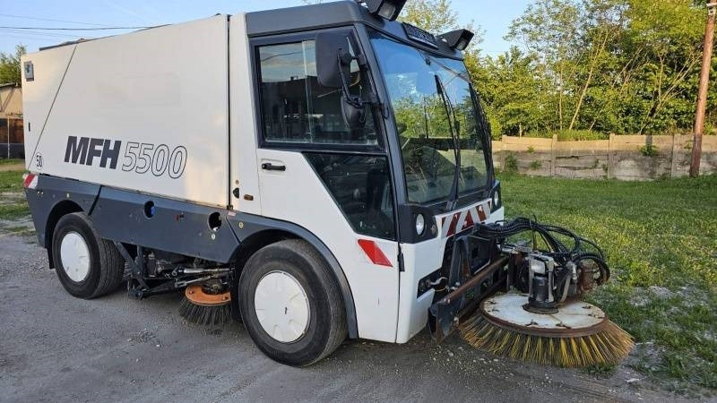 Mfh 5500 sweeper - with air conditionier - Varredora urbana: foto 1 Mfh 5500 sweeper - with air conditionier - Varredora urbana: foto 1