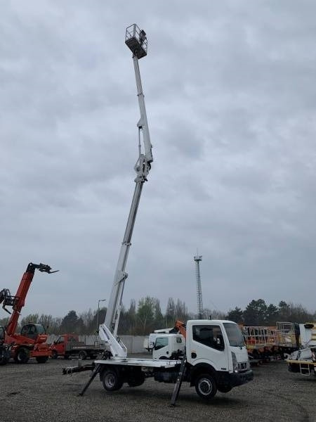 Caminhão com plataforma aérea Nissan Cabstar Multitel HX195 - 19,5m: foto 11 Caminhão com plataforma aérea Nissan Cabstar Multitel HX195 - 19,5m: foto 11