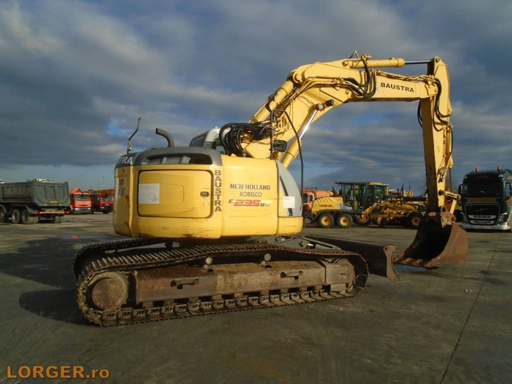 New Holland E 235 B SR-2* Blade - Escavadora de rastos: foto 5 New Holland E 235 B SR-2* Blade - Escavadora de rastos: foto 5