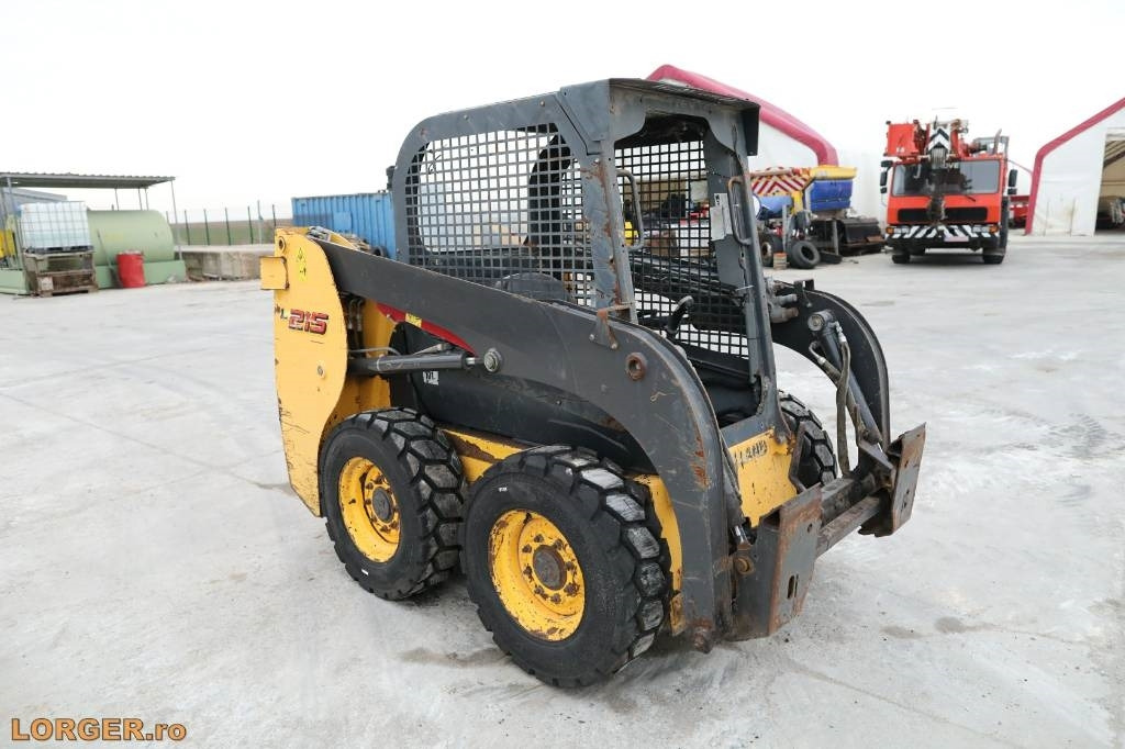 New Holland L 215 - Mini pá carregadora: foto 4 New Holland L 215 - Mini pá carregadora: foto 4