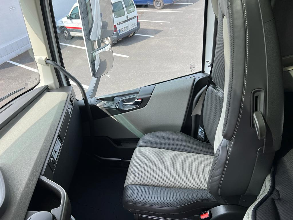 Tractor novo VOLVO FH 500 / Leather/ VEB+/ Air/ 2 tanks/ i-Parkcool/: foto 6 Tractor novo VOLVO FH 500 / Leather/ VEB+/ Air/ 2 tanks/ i-Parkcool/: foto 6