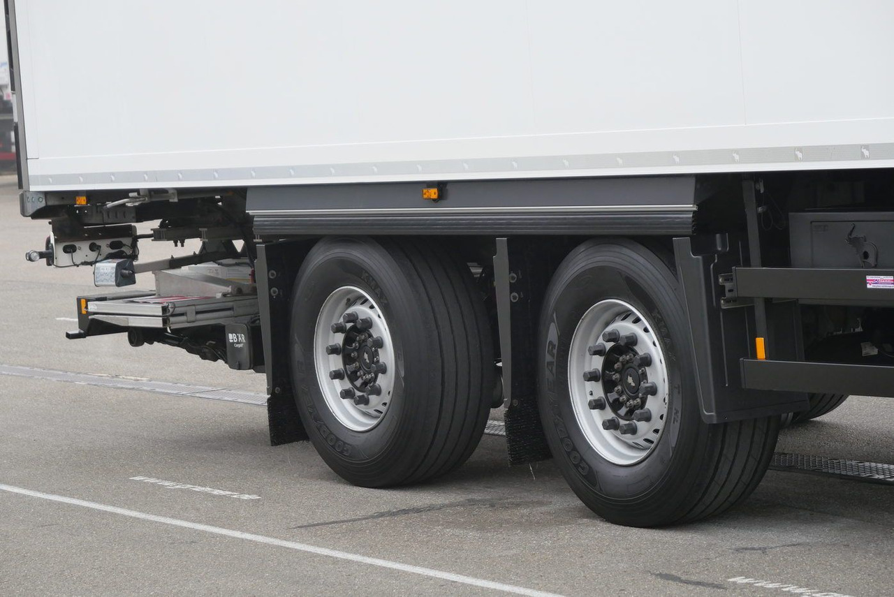 Schmitz Cargobull SKO 18/ LZG CITY FP 45 / LBW 2000 kg / CARR /TRI - Semi-reboque furgão: foto 4 Schmitz Cargobull SKO 18/ LZG CITY FP 45 / LBW 2000 kg / CARR /TRI - Semi-reboque furgão: foto 4