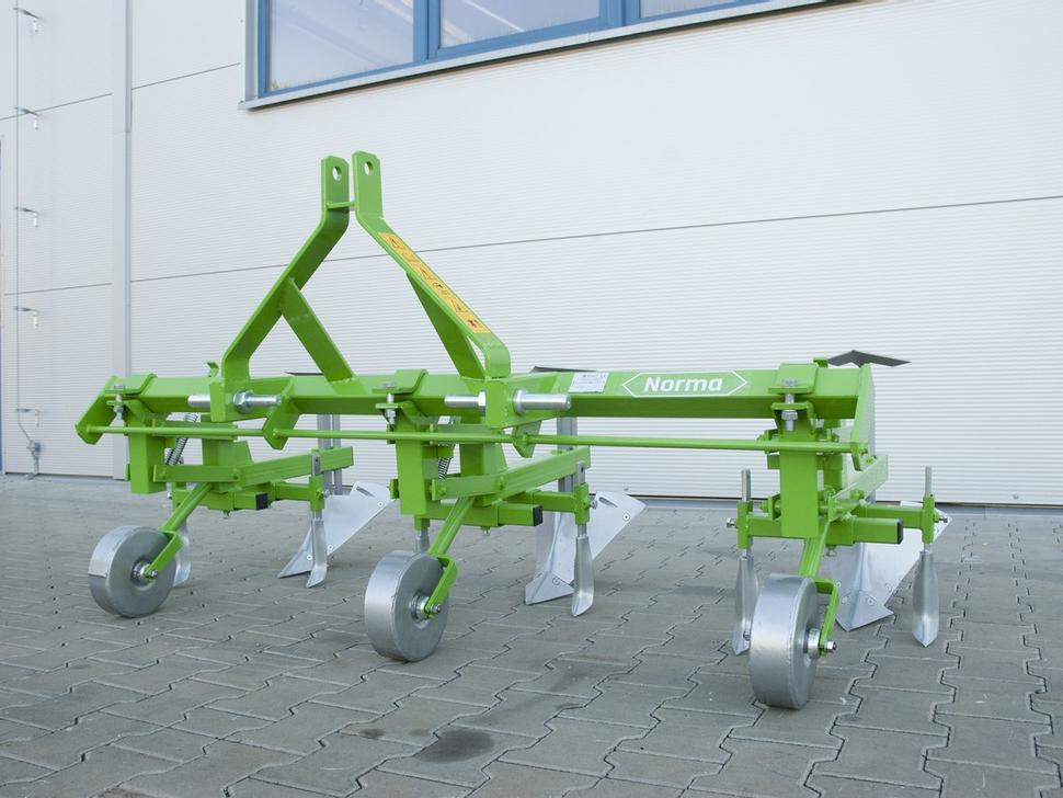 Bomet Jäthacke-Häufler / Hoe ridger / Butteuse / Rincalzatore assolcatore / Полольник-окучник / Obsypnik - Maquina para lavrar a terra: foto 1 Bomet Jäthacke-Häufler / Hoe ridger / Butteuse / Rincalzatore assolcatore / Полольник-окучник / Obsypnik - Maquina para lavrar a terra: foto 1