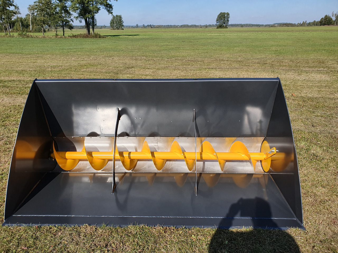 Grutech Futterverteiler / Bucket with screw / Godet avec vis / Cazo con sinfín / Benna con coclea / Ковш со шнеком / Łyżka ze ślimakiem 1,6 m - Balde para carregadeiras por Máquina agrícola: foto 2 Grutech Futterverteiler / Bucket with screw / Godet avec vis / Cazo con sinfín / Benna con coclea / Ковш со шнеком / Łyżka ze ślimakiem 1,6 m - Balde para carregadeiras por Máquina agrícola: foto 2