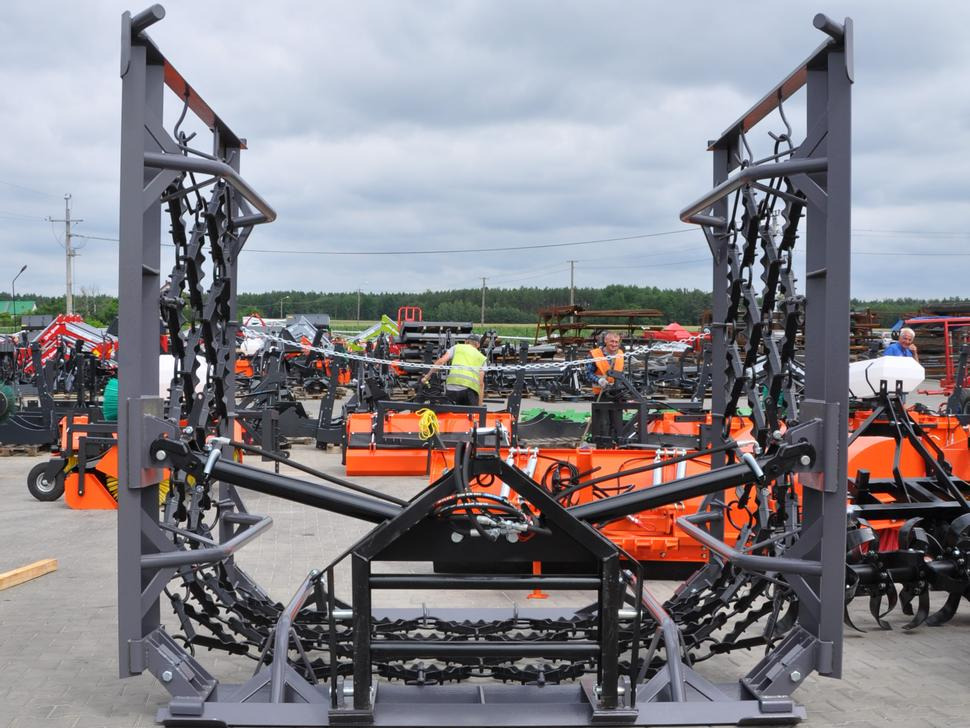 Metal-Technik Wiesenegge / Meadow harrow / Herse de prairie / Strigliatrice / Lanza de prado / Полевая волокуша / Włóka łąkowa 6 m - Grade para prados: foto 2 Metal-Technik Wiesenegge / Meadow harrow / Herse de prairie / Strigliatrice / Lanza de prado / Полевая волокуша / Włóka łąkowa 6 m - Grade para prados: foto 2