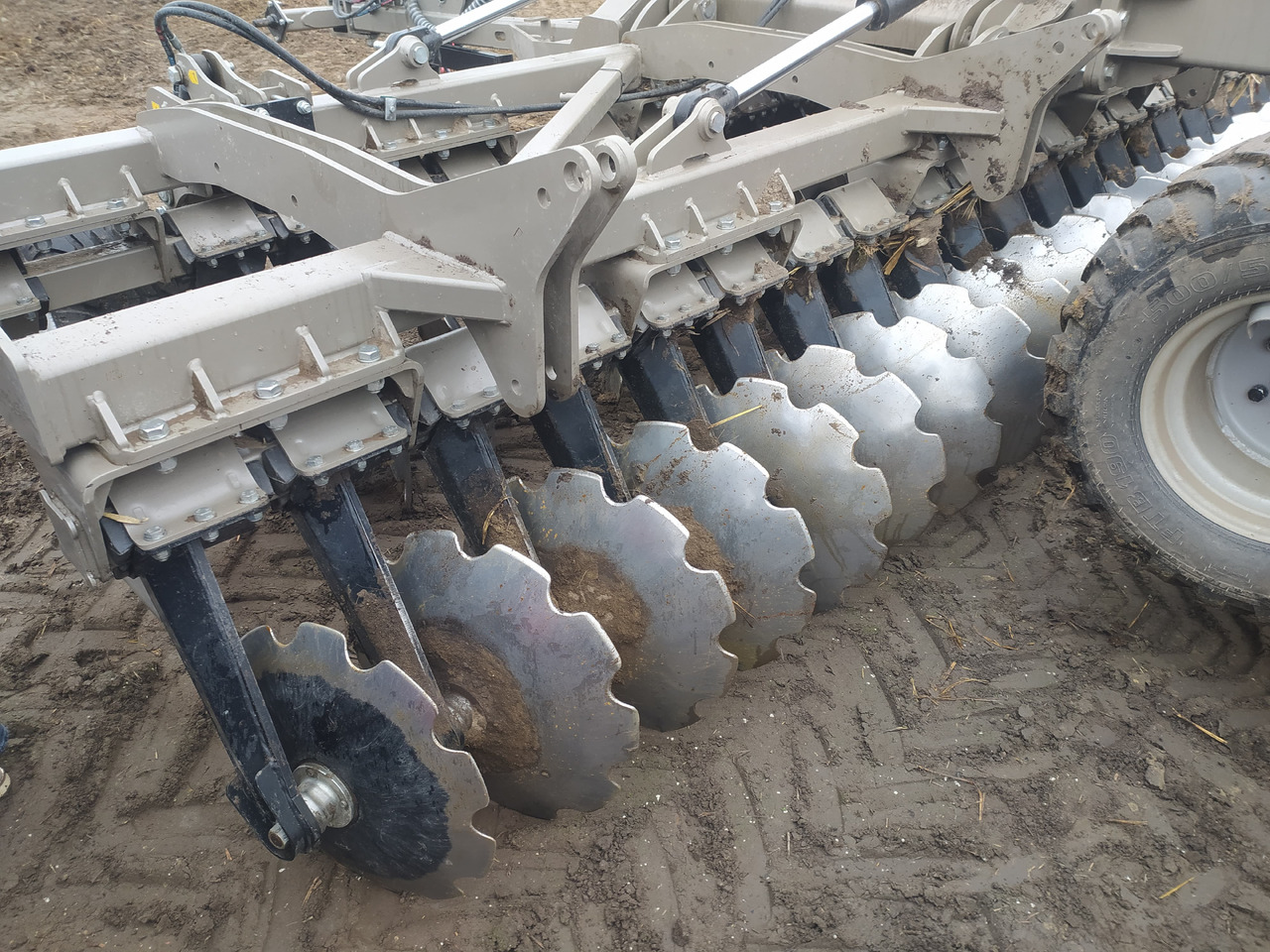 ROLEX Scheibenegge / Hydraulic discs harrow / Dechaumeur à disques / Erpice a dischi / Grada de discos / Дисковая борона / Brona talerzowa 5 m - Grades de discos: foto 4 ROLEX Scheibenegge / Hydraulic discs harrow / Dechaumeur à disques / Erpice a dischi / Grada de discos / Дисковая борона / Brona talerzowa 5 m - Grades de discos: foto 4