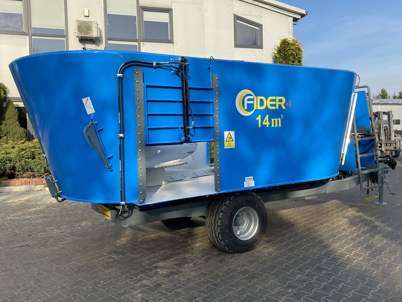 ZAMET Futtermischwagen / Feed mixer / Melangeuse / Carro miscelatore / Vagoneta 2 sinfines / Кормораздатчик 2 шнека / Wóz paszowy 14 m3 - Misturadora Alimentadora: foto 4 ZAMET Futtermischwagen / Feed mixer / Melangeuse / Carro miscelatore / Vagoneta 2 sinfines / Кормораздатчик 2 шнека / Wóz paszowy 14 m3 - Misturadora Alimentadora: foto 4