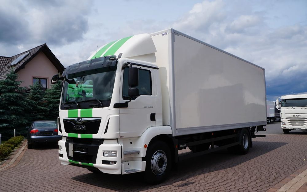 MAN TGM 18.250 / 18.290 EURO 6 KONTENER 19 PALET ŁAD. 9800 KG WINDA - Camião furgão: foto 1 MAN TGM 18.250 / 18.290 EURO 6 KONTENER 19 PALET ŁAD. 9800 KG WINDA - Camião furgão: foto 1