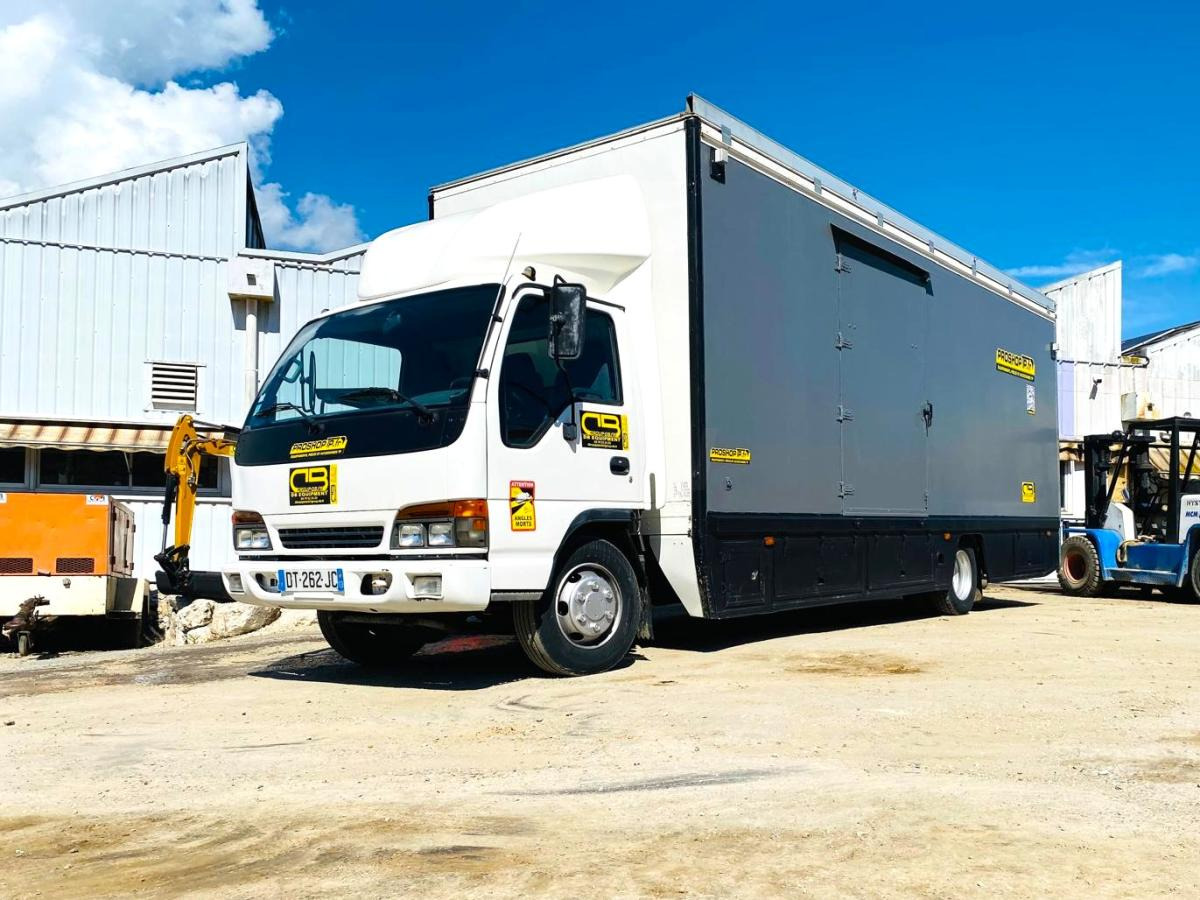 ISUZU Camion SÉRIE N AVEC 2 STRUCTURES CHAPITEAUX - Camião furgão: foto 1 ISUZU Camion SÉRIE N AVEC 2 STRUCTURES CHAPITEAUX - Camião furgão: foto 1