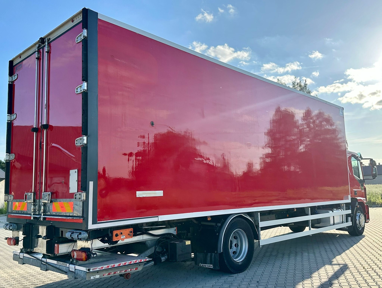 IVECO EUROCARGO 180-320 / CHŁODNIA / WINDA / 21 PALET / 8.5 M DŁUGOŚCI / CARRIER / SYPIALKA / EURO 6 - Camião frigorífico: foto 4 IVECO EUROCARGO 180-320 / CHŁODNIA / WINDA / 21 PALET / 8.5 M DŁUGOŚCI / CARRIER / SYPIALKA / EURO 6 - Camião frigorífico: foto 4