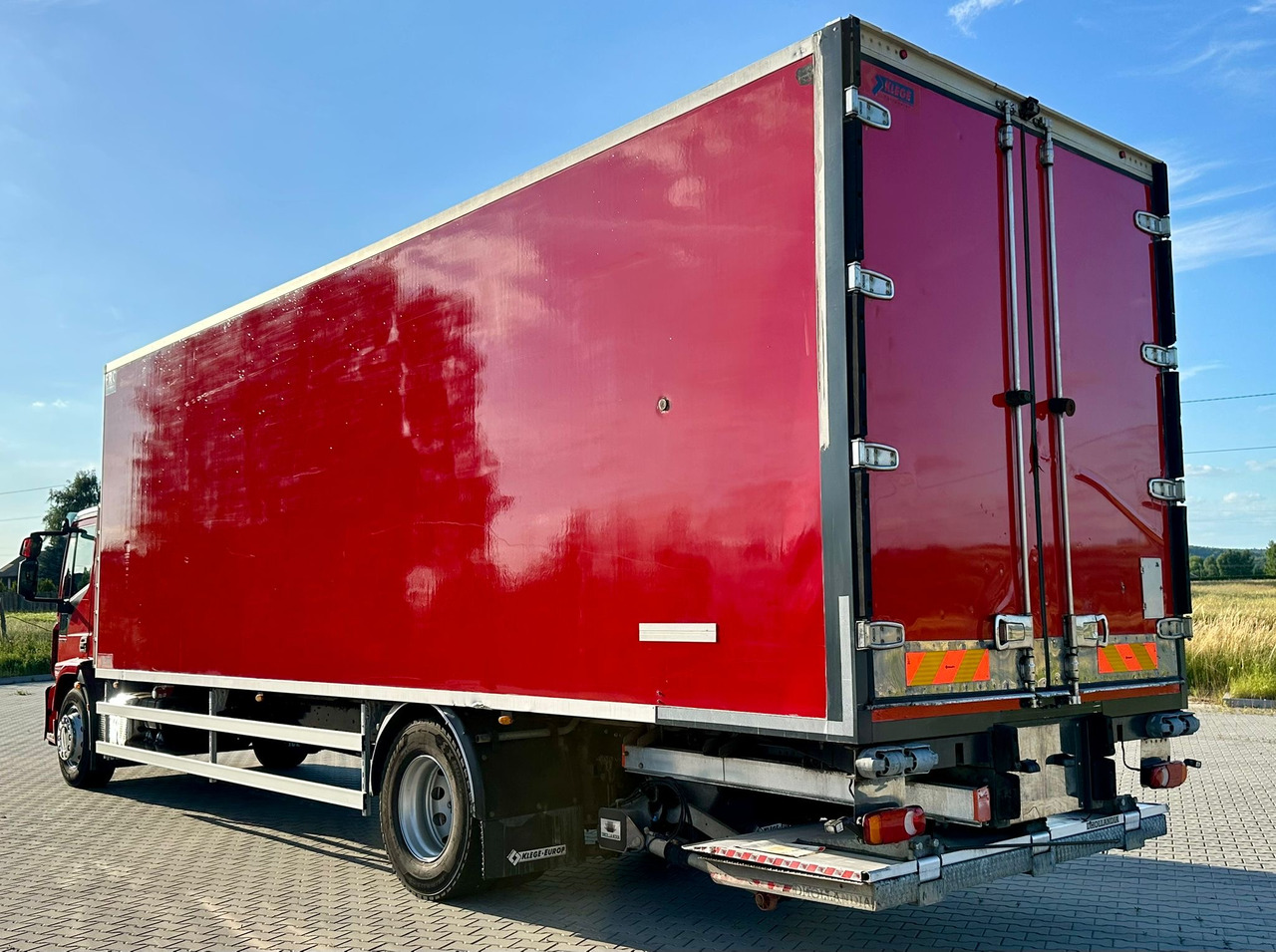 IVECO EUROCARGO 180-320 / CHŁODNIA / WINDA / 21 PALET / 8.5 M DŁUGOŚCI / CARRIER / SYPIALKA / EURO 6 - Camião frigorífico: foto 5 IVECO EUROCARGO 180-320 / CHŁODNIA / WINDA / 21 PALET / 8.5 M DŁUGOŚCI / CARRIER / SYPIALKA / EURO 6 - Camião frigorífico: foto 5