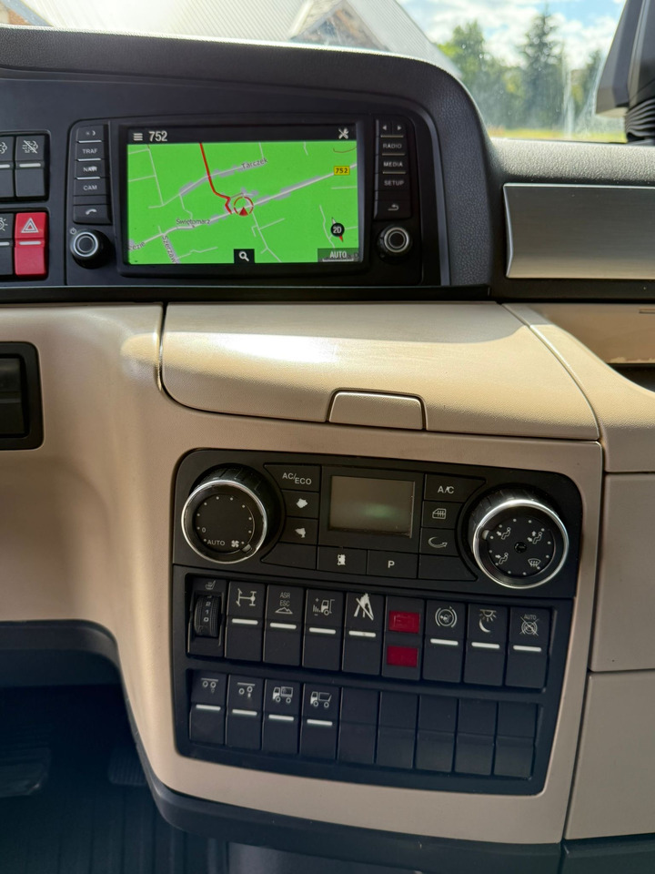 Camião furgão MAN TGX 26.420 / KONTENER / WINDA / 8.5 M DŁUGOŚCI / 21 EUROPALET / 6x2 / 3 OŚ PODNOSZONA I SKRĘTNA / ŁADOWNOŚĆ 14 415 KG / 2018 ROK / Z NIEMIEC: foto 23 Camião furgão MAN TGX 26.420 / KONTENER / WINDA / 8.5 M DŁUGOŚCI / 21 EUROPALET / 6x2 / 3 OŚ PODNOSZONA I SKRĘTNA / ŁADOWNOŚĆ 14 415 KG / 2018 ROK / Z NIEMIEC: foto 23