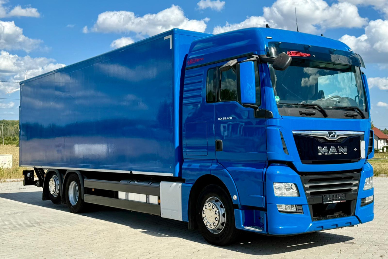 MAN TGX 26.420 / KONTENER / WINDA / 8.5 M DŁUGOŚCI / 21 EUROPALET / 6x2 / 3 OŚ PODNOSZONA I SKRĘTNA / ŁADOWNOŚĆ 14 415 KG / 2018 ROK / Z NIEMIEC - Camião furgão: foto 1 MAN TGX 26.420 / KONTENER / WINDA / 8.5 M DŁUGOŚCI / 21 EUROPALET / 6x2 / 3 OŚ PODNOSZONA I SKRĘTNA / ŁADOWNOŚĆ 14 415 KG / 2018 ROK / Z NIEMIEC - Camião furgão: foto 1