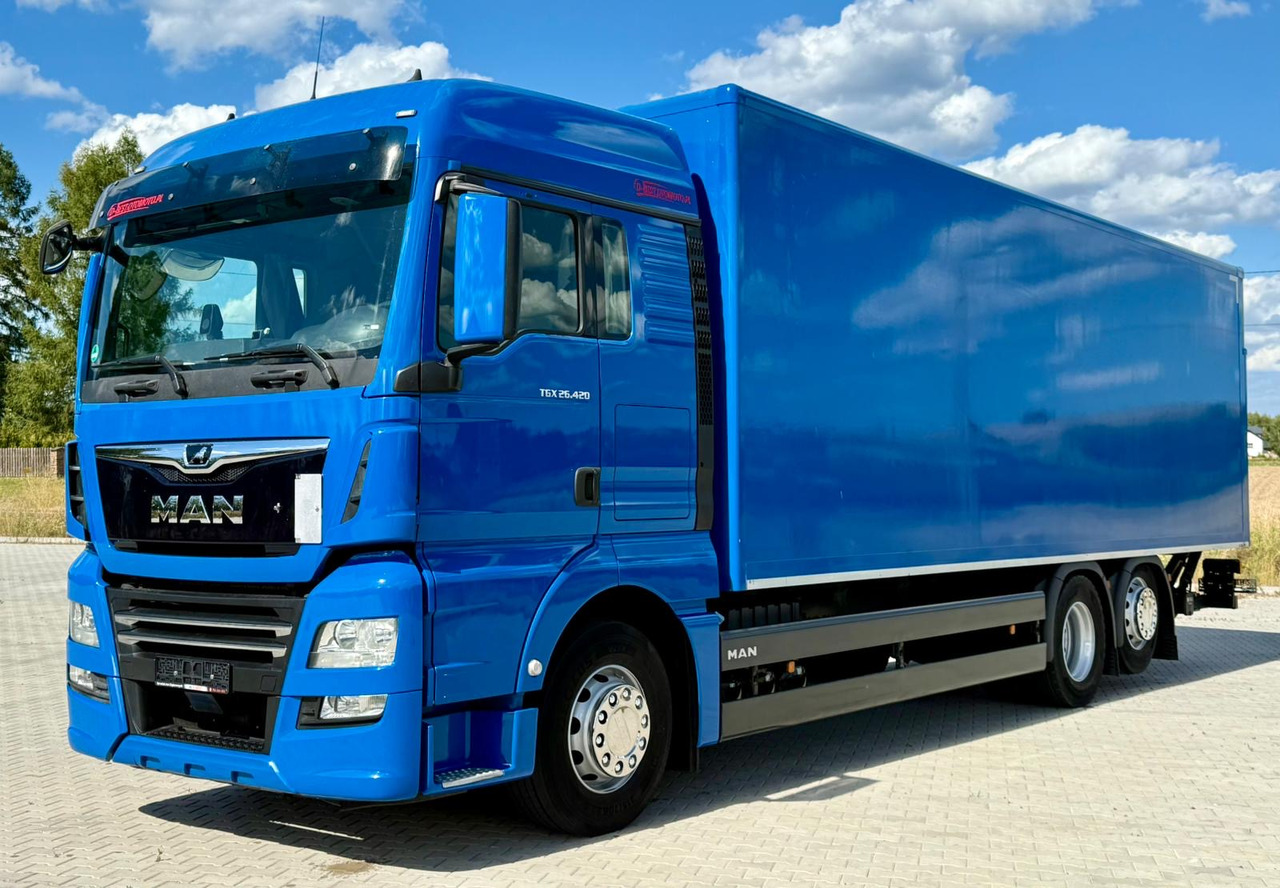 MAN TGX 26.420 / KONTENER / WINDA / 8.5 M DŁUGOŚCI / 21 EUROPALET / 6x2 / 3 OŚ PODNOSZONA I SKRĘTNA / ŁADOWNOŚĆ 14 415 KG / 2018 ROK / Z NIEMIEC - Camião furgão: foto 2 MAN TGX 26.420 / KONTENER / WINDA / 8.5 M DŁUGOŚCI / 21 EUROPALET / 6x2 / 3 OŚ PODNOSZONA I SKRĘTNA / ŁADOWNOŚĆ 14 415 KG / 2018 ROK / Z NIEMIEC - Camião furgão: foto 2