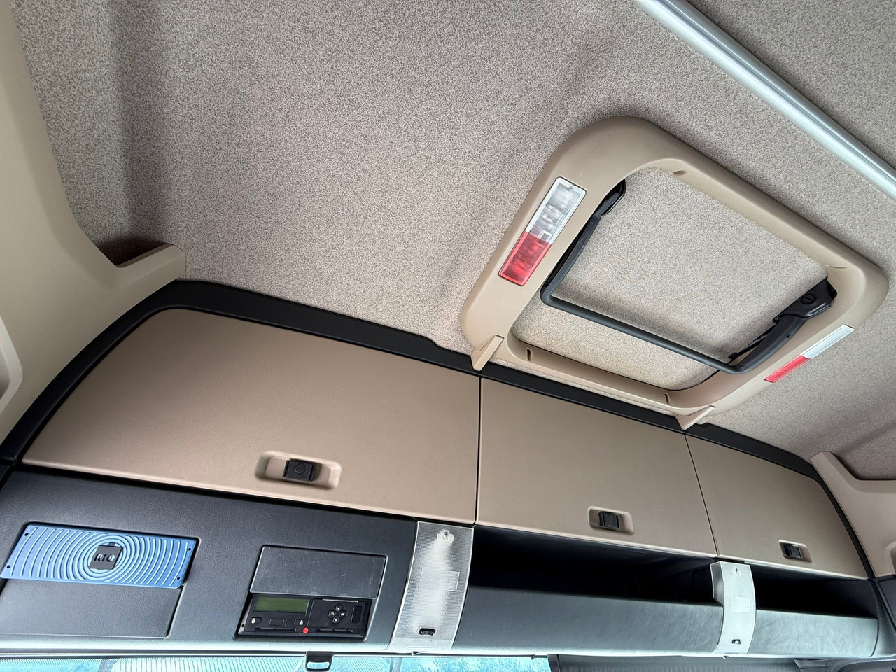 Camião furgão MAN TGX 26.420 / KONTENER / WINDA / 8.5 M DŁUGOŚCI / 21 EUROPALET / 6x2 / 3 OŚ PODNOSZONA I SKRĘTNA / ŁADOWNOŚĆ 14 415 KG / 2018 ROK / Z NIEMIEC: foto 24 Camião furgão MAN TGX 26.420 / KONTENER / WINDA / 8.5 M DŁUGOŚCI / 21 EUROPALET / 6x2 / 3 OŚ PODNOSZONA I SKRĘTNA / ŁADOWNOŚĆ 14 415 KG / 2018 ROK / Z NIEMIEC: foto 24