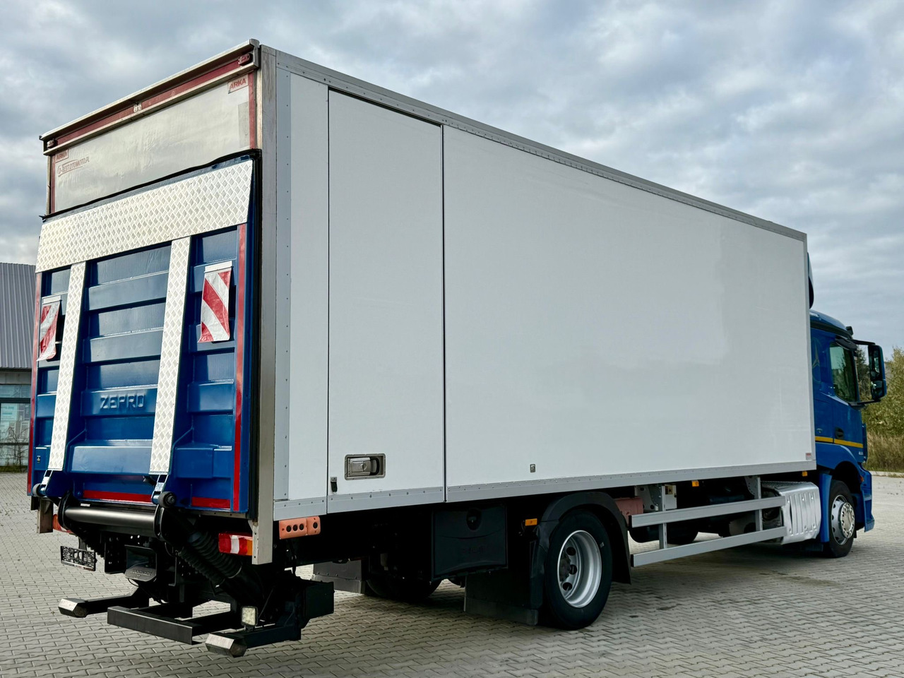 MERCEDES-BENZ ACTROS 1836 / CHŁODNIA / WINDA / 18 PALET / SILNIK 10677 cm3 / CARRIER / SYPIALKA / AUTOMAT / 2018 ROK - Camião frigorífico: foto 3 MERCEDES-BENZ ACTROS 1836 / CHŁODNIA / WINDA / 18 PALET / SILNIK 10677 cm3 / CARRIER / SYPIALKA / AUTOMAT / 2018 ROK - Camião frigorífico: foto 3