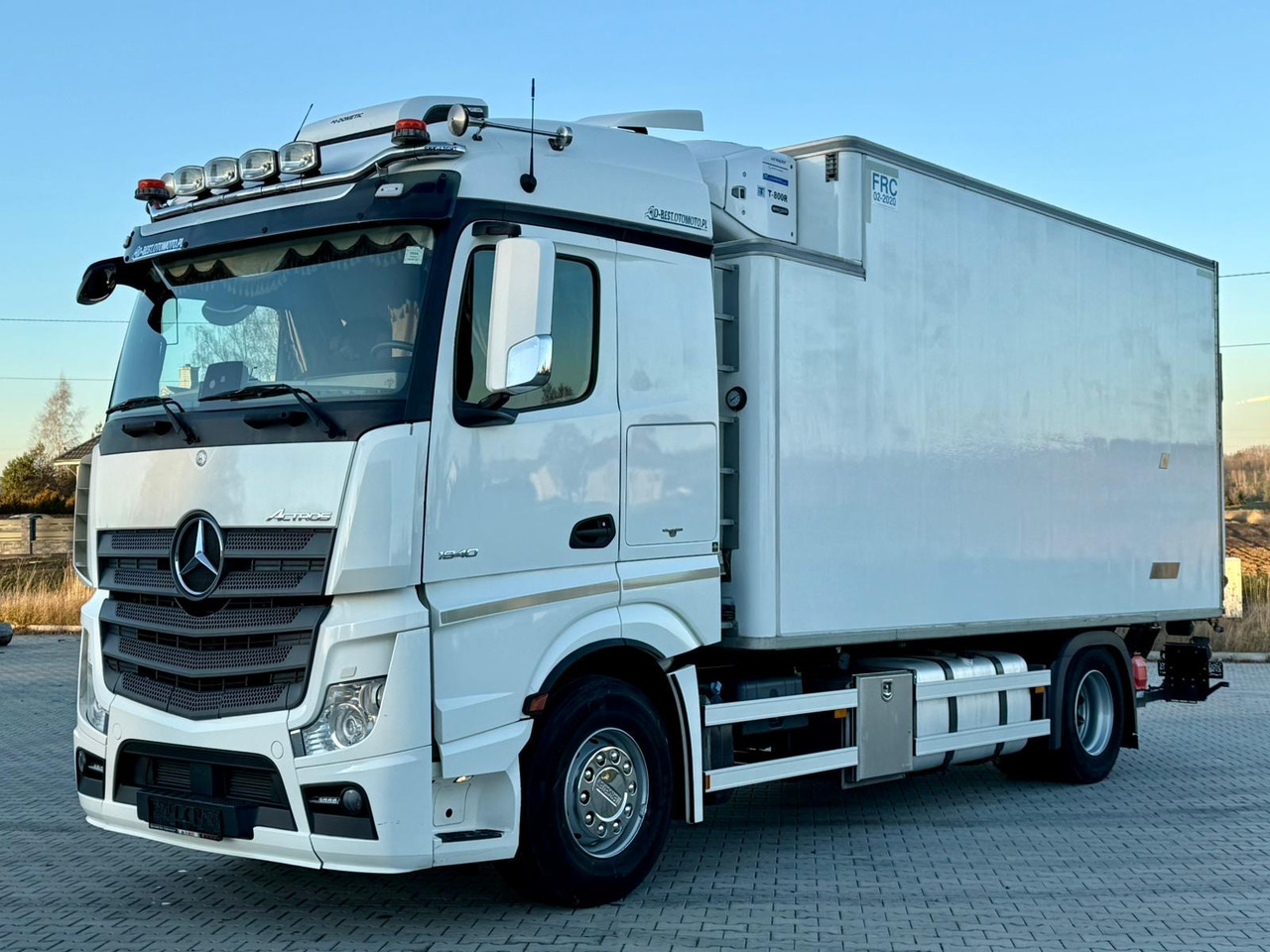 MERCEDES-BENZ ACTROS 1840 / CHŁODNIA / WINDA / 15 EUROPALET / 6.10 M DŁUGOŚCI / DUŻA KABINA / AUTOMAT / SPROWADZONY / SERWISOWANY / EURO 6 - Camião frigorífico: foto 2 MERCEDES-BENZ ACTROS 1840 / CHŁODNIA / WINDA / 15 EUROPALET / 6.10 M DŁUGOŚCI / DUŻA KABINA / AUTOMAT / SPROWADZONY / SERWISOWANY / EURO 6 - Camião frigorífico: foto 2