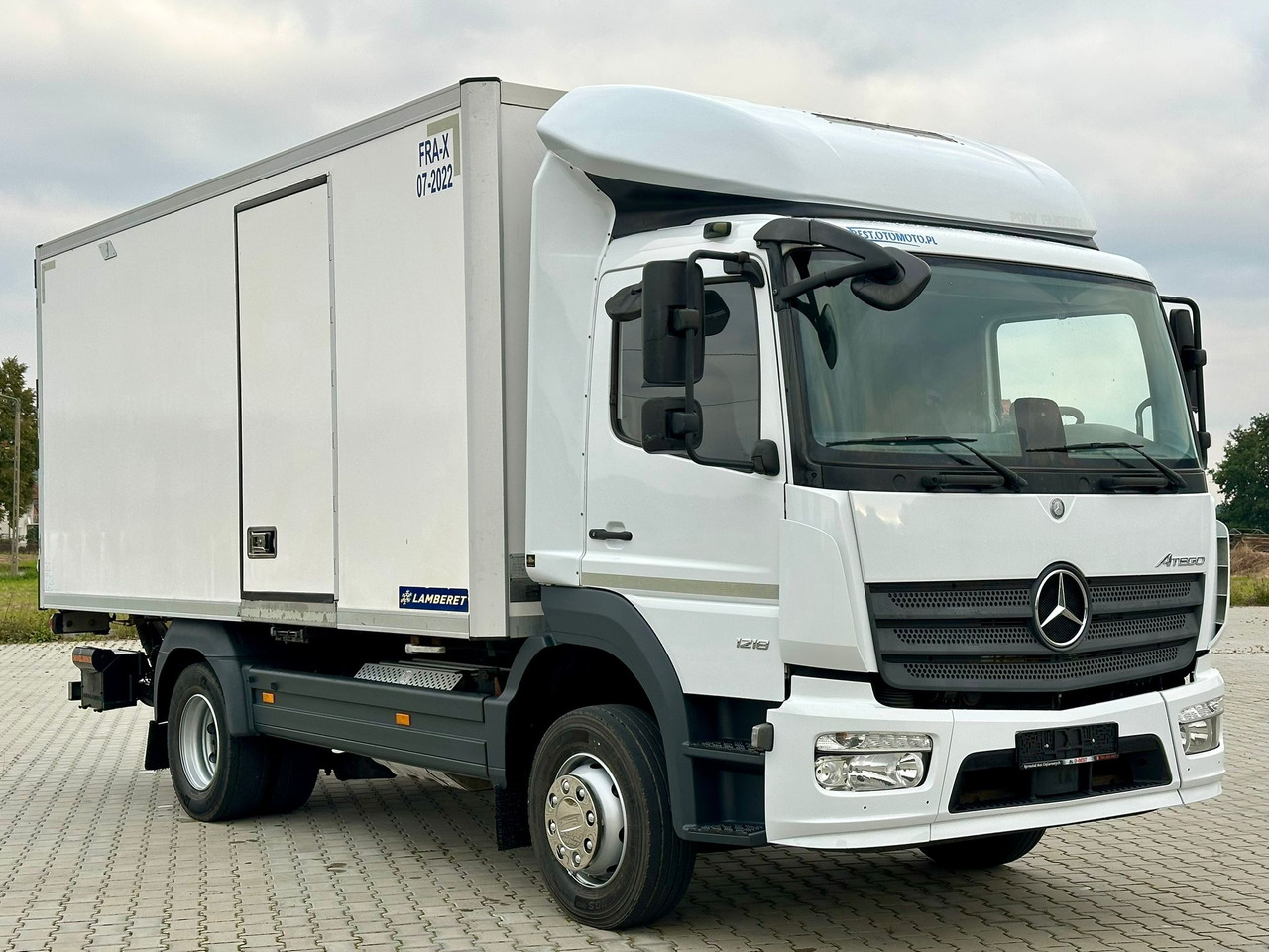 MERCEDES-BENZ ATEGO 1218 / CHŁODNIA / WINDA / 12 PALET / 5.10 M DŁUGOŚCI / AUTOMAT / LAMBERET / 5090 KG ŁADOWNOŚCI - Camião frigorífico: foto 1 MERCEDES-BENZ ATEGO 1218 / CHŁODNIA / WINDA / 12 PALET / 5.10 M DŁUGOŚCI / AUTOMAT / LAMBERET / 5090 KG ŁADOWNOŚCI - Camião frigorífico: foto 1