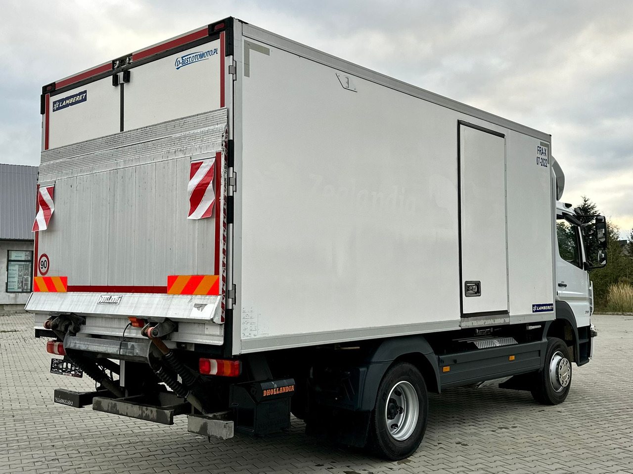 MERCEDES-BENZ ATEGO 1218 / CHŁODNIA / WINDA / 12 PALET / 5.10 M DŁUGOŚCI / AUTOMAT / LAMBERET / 5090 KG ŁADOWNOŚCI - Camião frigorífico: foto 4 MERCEDES-BENZ ATEGO 1218 / CHŁODNIA / WINDA / 12 PALET / 5.10 M DŁUGOŚCI / AUTOMAT / LAMBERET / 5090 KG ŁADOWNOŚCI - Camião frigorífico: foto 4
