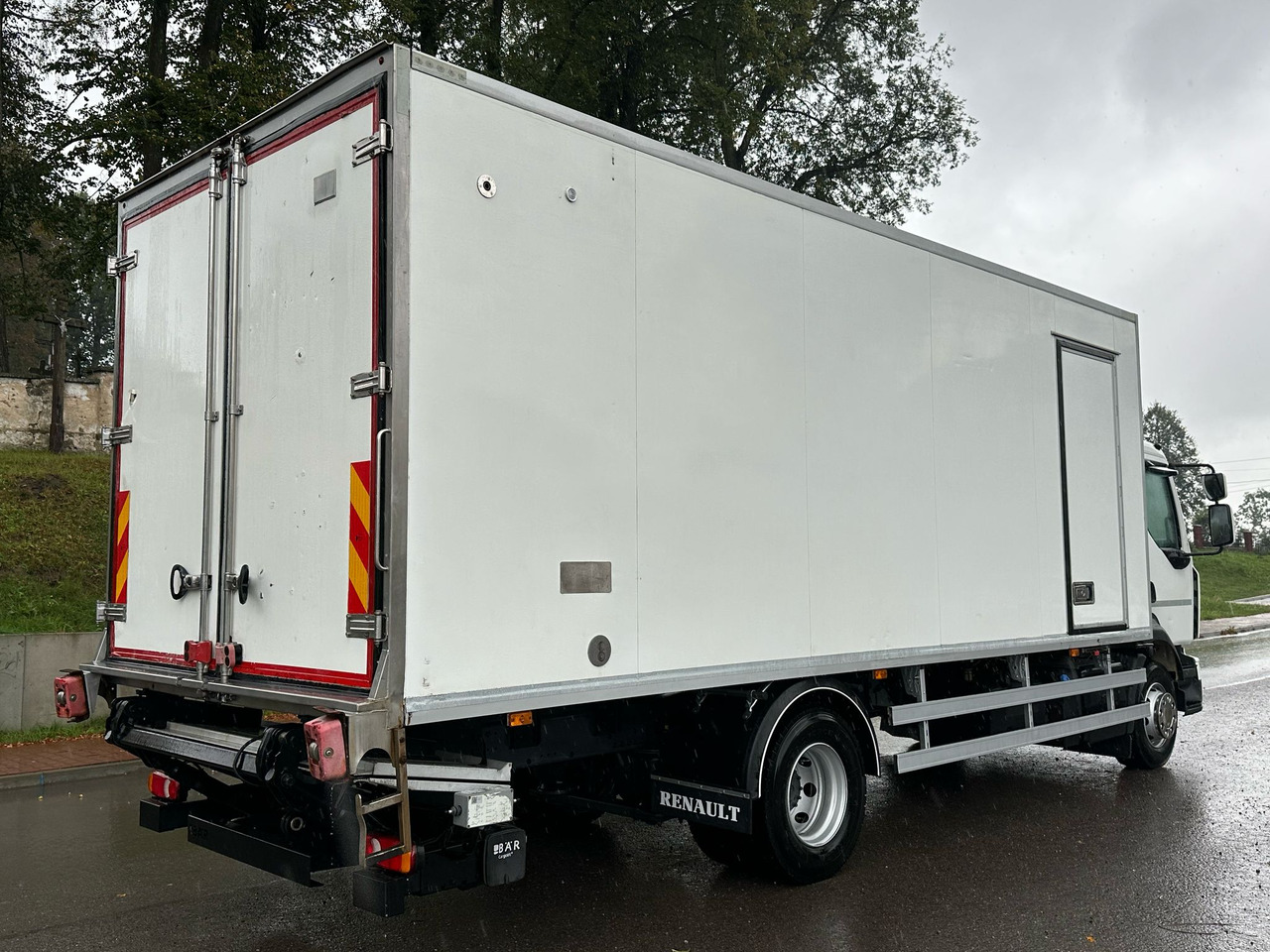 RENAULT D 14 / 240 / CHŁODNIA / WINDA / 16 EUROPALET / 6.7 M DŁUGOŚCI / BI-TEMPERATURA / CARRIER SUPRA 850 - Camião frigorífico: foto 3 RENAULT D 14 / 240 / CHŁODNIA / WINDA / 16 EUROPALET / 6.7 M DŁUGOŚCI / BI-TEMPERATURA / CARRIER SUPRA 850 - Camião frigorífico: foto 3