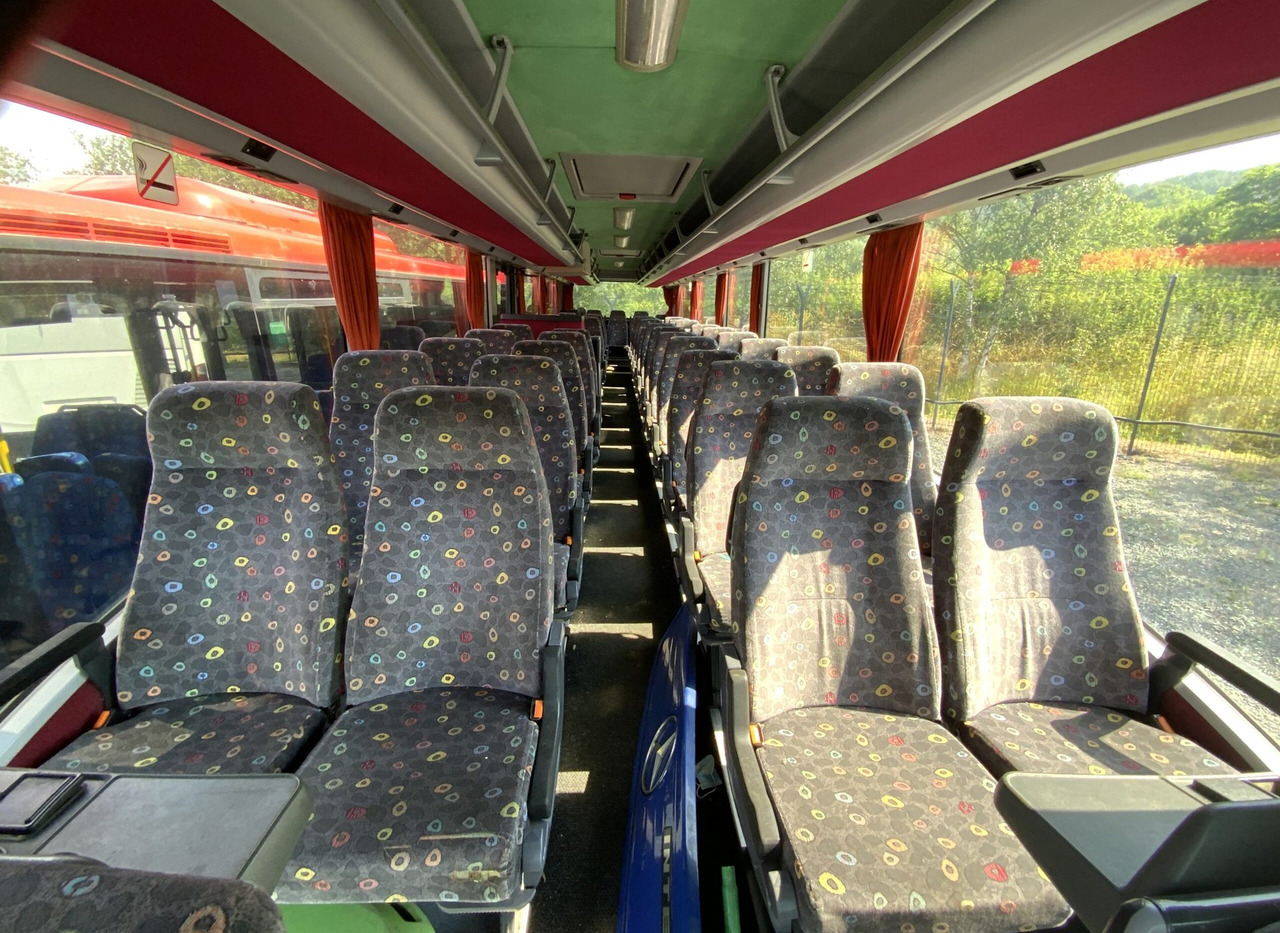 Fotografia de interior 1: Ônibus suburbano Mercedes-Benz Integro