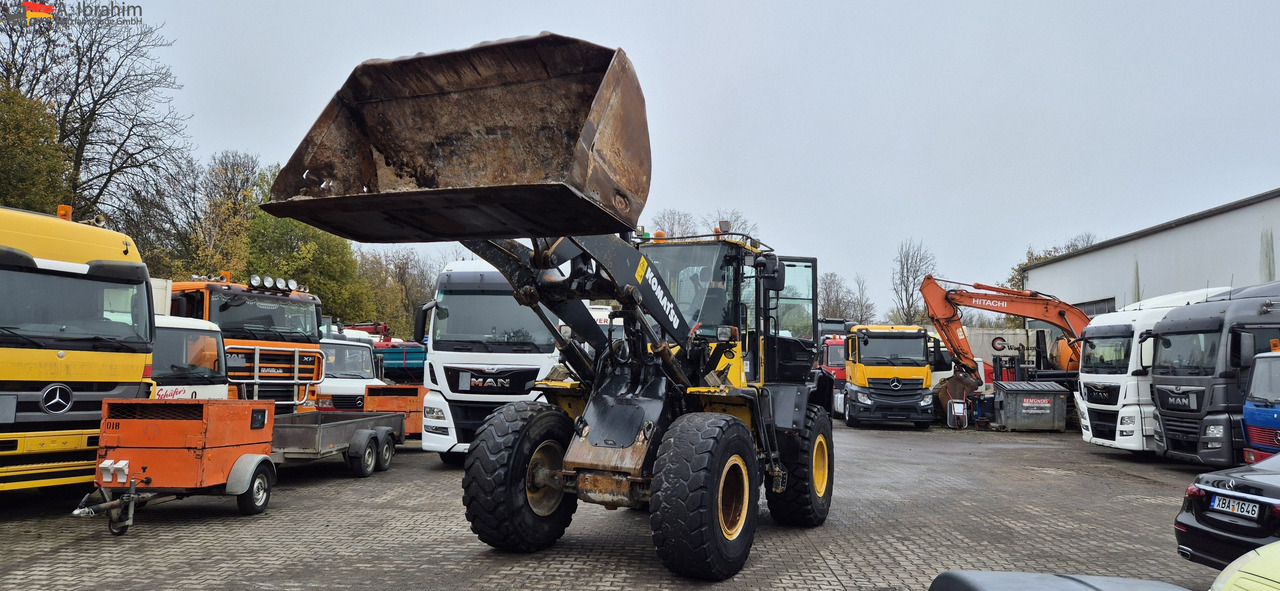 Komatsu WA 250 Zustand technisch ok, optisch 3-4 Unterlagen vorhanden - Pá carregadora de rodas: foto 1 Komatsu WA 250 Zustand technisch ok, optisch 3-4 Unterlagen vorhanden - Pá carregadora de rodas: foto 1