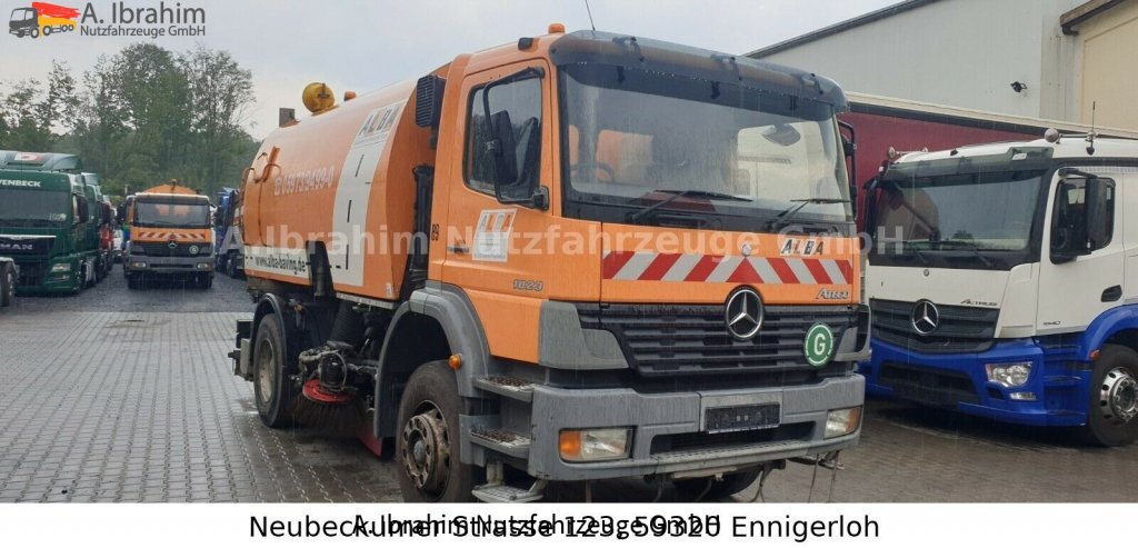 Mercedes-Benz 1823 DB 1823,Optifant 70, 3677 h Betriebsst., 2 Motors, 3 Pedals - Varredora urbana: foto 1 Mercedes-Benz 1823 DB 1823,Optifant 70, 3677 h Betriebsst., 2 Motors, 3 Pedals - Varredora urbana: foto 1
