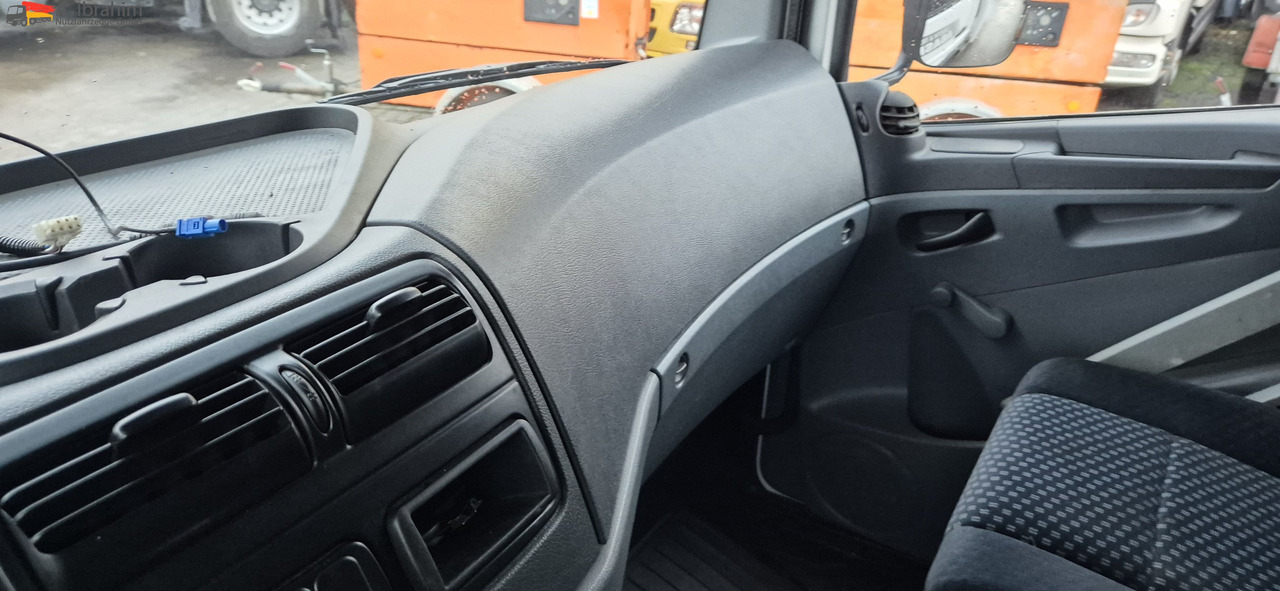 Mercedes-Benz 818L LBW, Luftfederung - Carrinha de contentor: foto 3 Mercedes-Benz 818L LBW, Luftfederung - Carrinha de contentor: foto 3