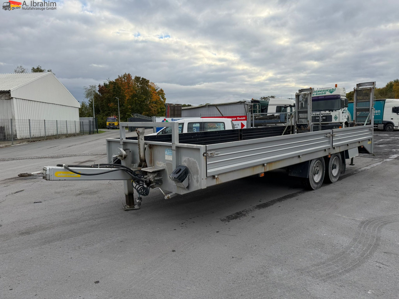 Obermaier TUE110 SDAH Tieflader | | Trommelbremse | Rampen | 7.2 Plattform | Stützfuß vorne - Reboque baixa: foto 1 Obermaier TUE110 SDAH Tieflader | | Trommelbremse | Rampen | 7.2 Plattform | Stützfuß vorne - Reboque baixa: foto 1