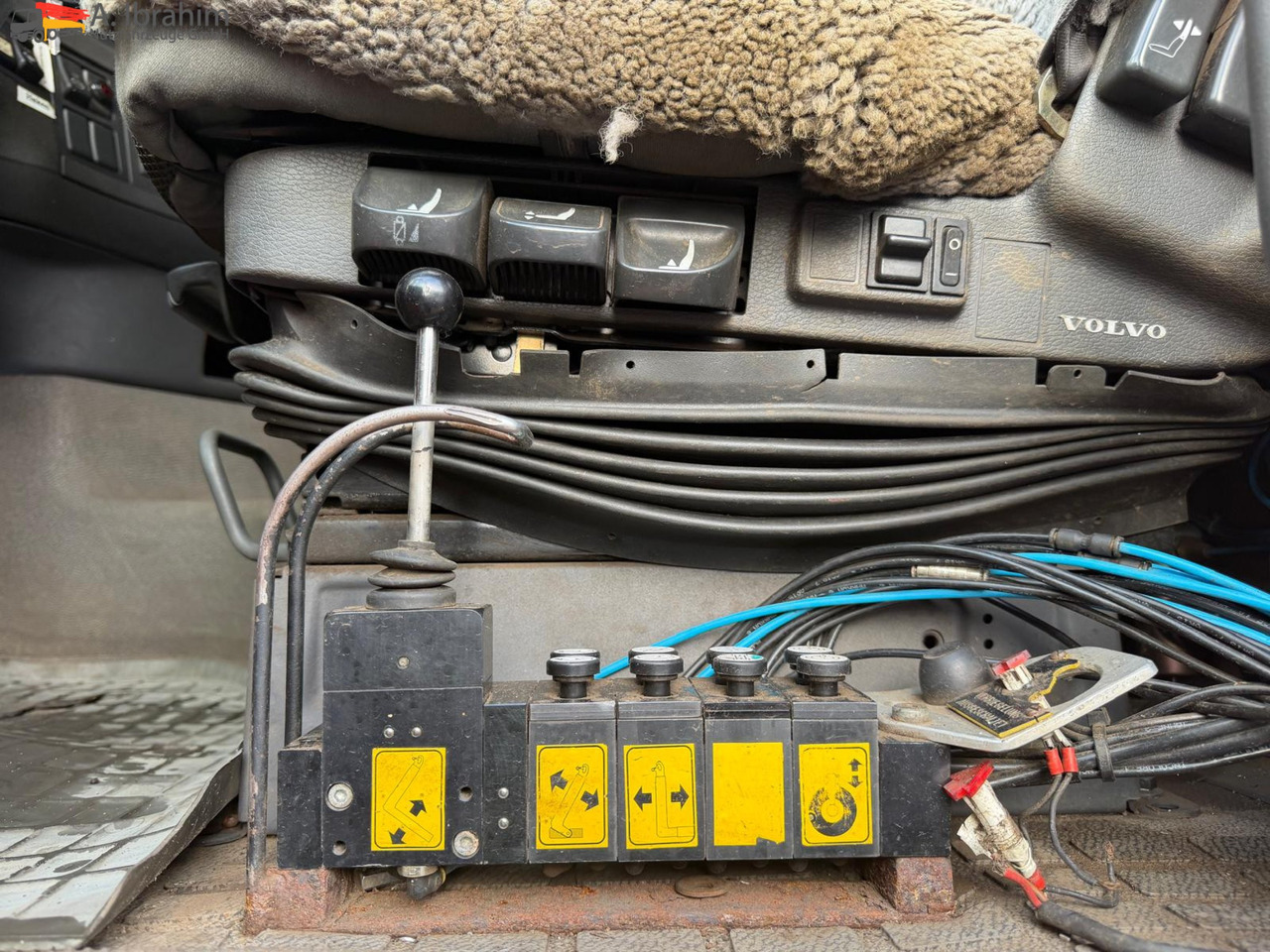 Volvo FH12-420 8x2 Fahrzeugpapiere Schweiz - Camião polibenne: foto 4 Volvo FH12-420 8x2 Fahrzeugpapiere Schweiz - Camião polibenne: foto 4