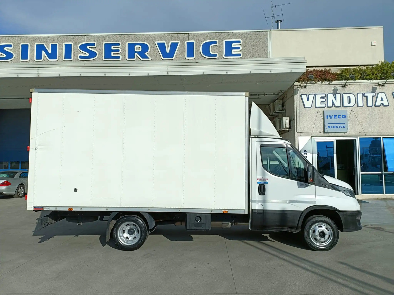 IVECO 35C14 FURGONATO BOX - Carrinha de contentor: foto 3 IVECO 35C14 FURGONATO BOX - Carrinha de contentor: foto 3