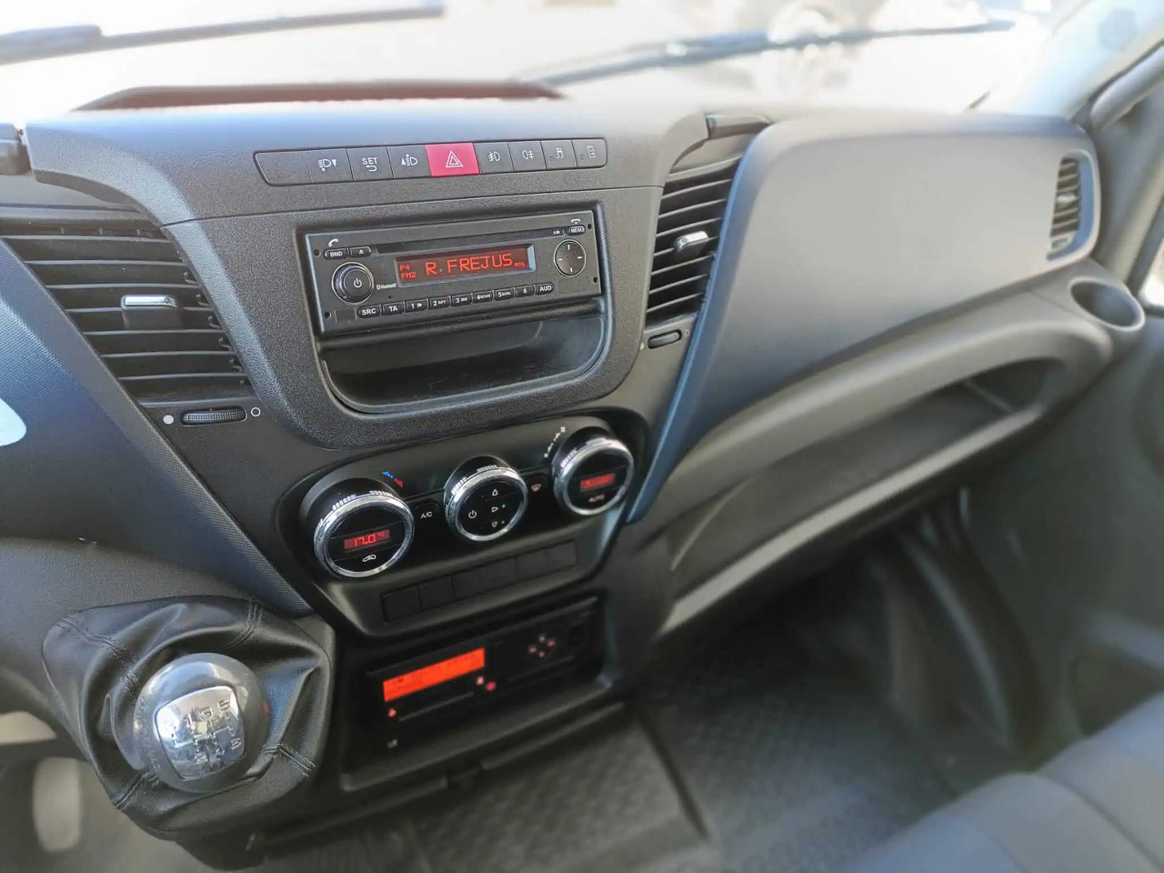 IVECO DAILY 60C18 RIBALTABILE CON GRU - Camião basculante: foto 3 IVECO DAILY 60C18 RIBALTABILE CON GRU - Camião basculante: foto 3