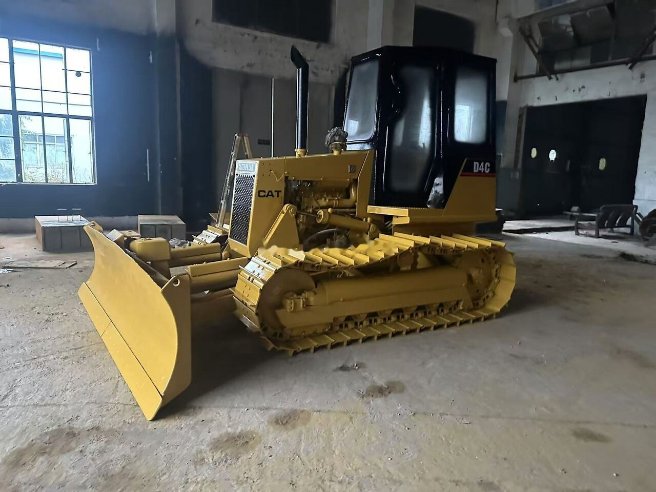 Buldôzer Caterpillar D4C: foto 8