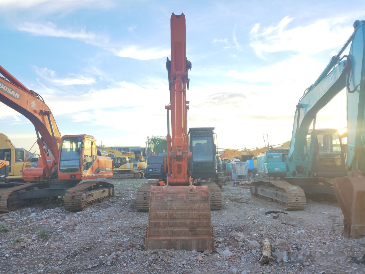 Hitachi ZX210 - Escavadora de rastos: foto 1 Hitachi ZX210 - Escavadora de rastos: foto 1