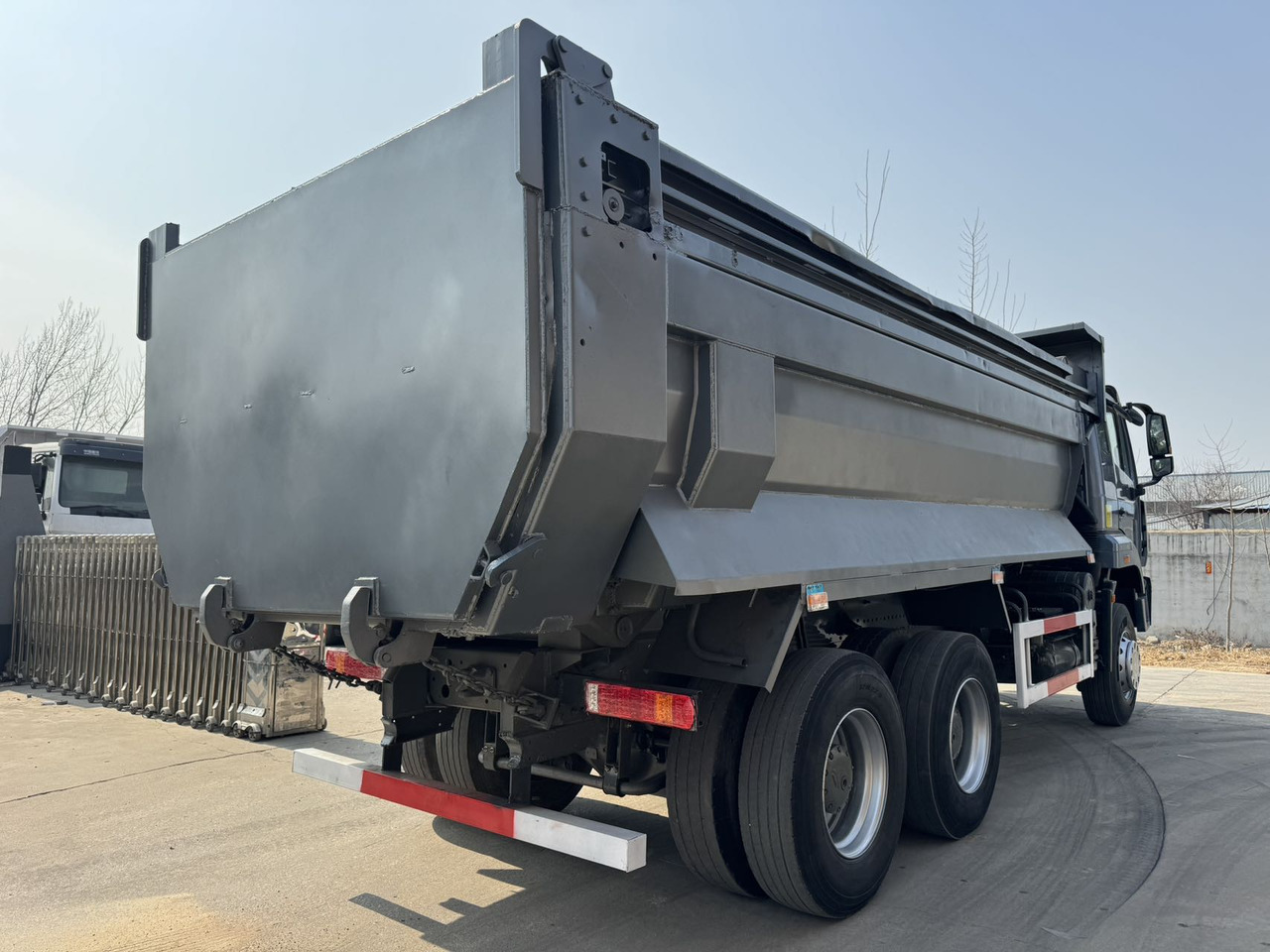 Howo HAOHAN DUMP TRUCK - Camião basculante: foto 3 Howo HAOHAN DUMP TRUCK - Camião basculante: foto 3