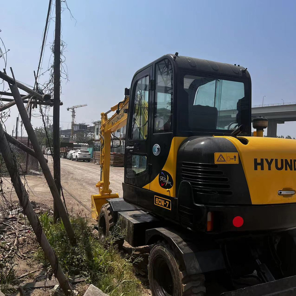 Hyundai R60W-7 - Escavadeira de rodas: foto 1 Hyundai R60W-7 - Escavadeira de rodas: foto 1