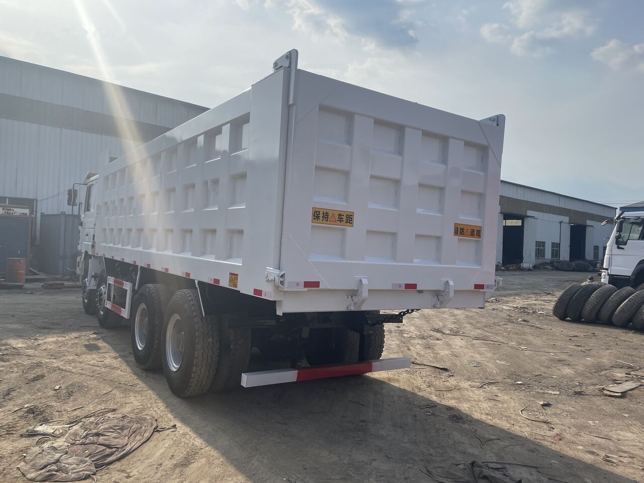 Shacman F3000 - Camião basculante: foto 1 Shacman F3000 - Camião basculante: foto 1