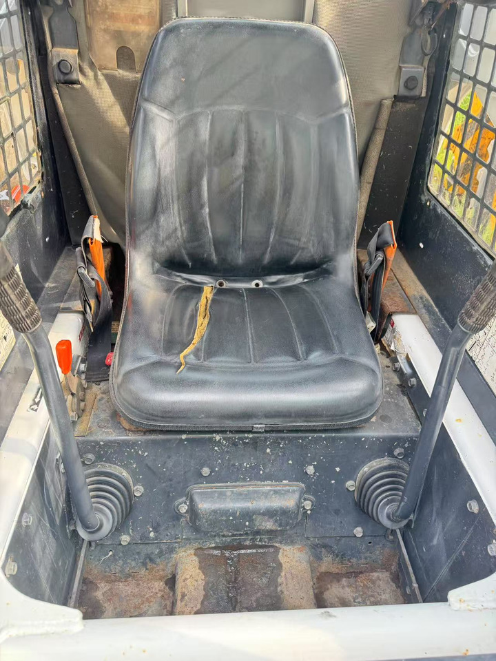 BOBCAT S300 - Mini pá carregadora: foto 5 BOBCAT S300 - Mini pá carregadora: foto 5