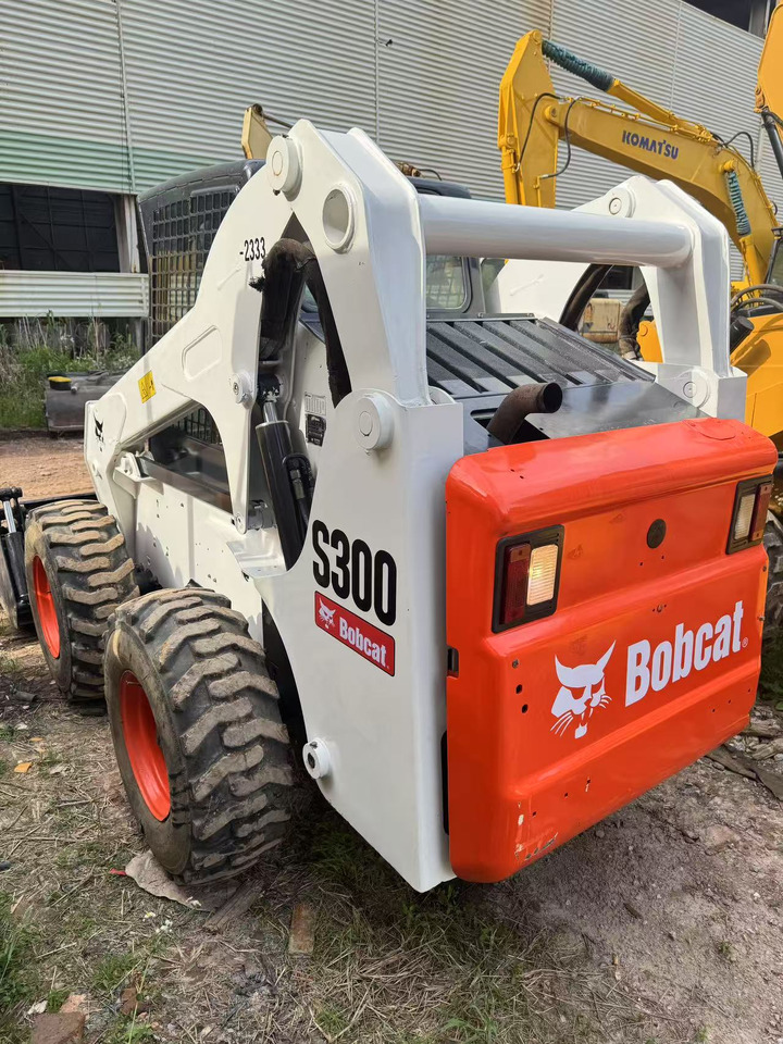 BOBCAT S300 - Mini pá carregadora: foto 1 BOBCAT S300 - Mini pá carregadora: foto 1