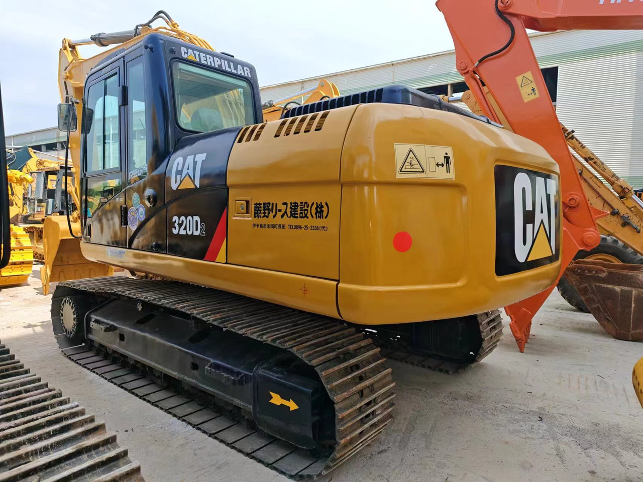 CATERPILLAR CAT 320D2 - Escavadora de rastos: foto 1 CATERPILLAR CAT 320D2 - Escavadora de rastos: foto 1