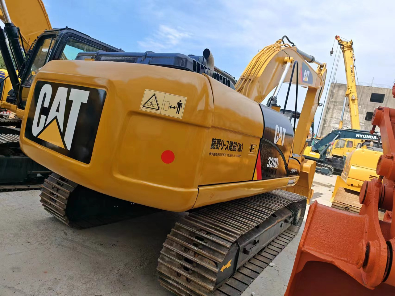 CATERPILLAR CAT 320D2 - Escavadora de rastos: foto 2 CATERPILLAR CAT 320D2 - Escavadora de rastos: foto 2