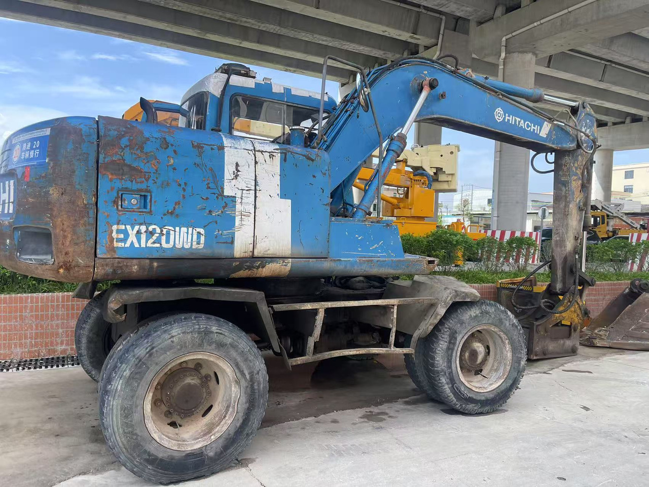 HITACHI EX100WD-2 - Escavadeira de rodas: foto 2 HITACHI EX100WD-2 - Escavadeira de rodas: foto 2