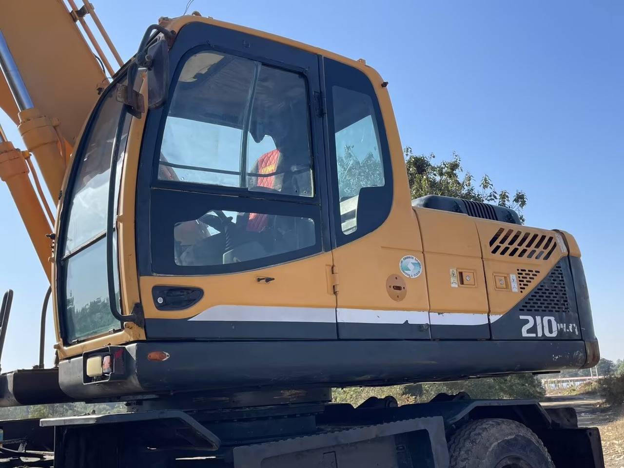 HYUNDAI 210W-9 - Escavadeira de rodas: foto 4 HYUNDAI 210W-9 - Escavadeira de rodas: foto 4