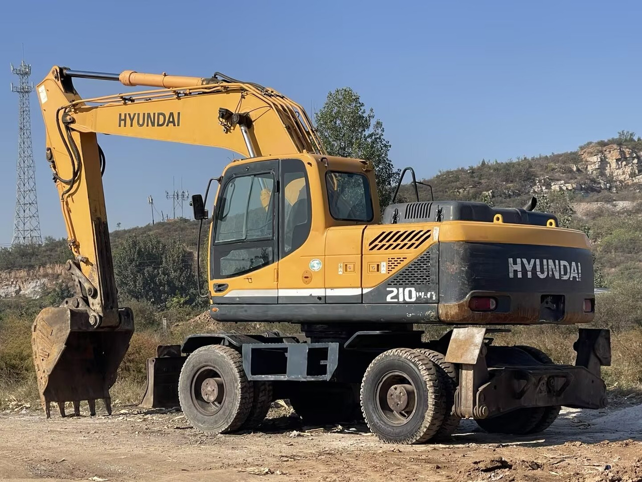 HYUNDAI 210W-9 - Escavadeira de rodas: foto 1 HYUNDAI 210W-9 - Escavadeira de rodas: foto 1